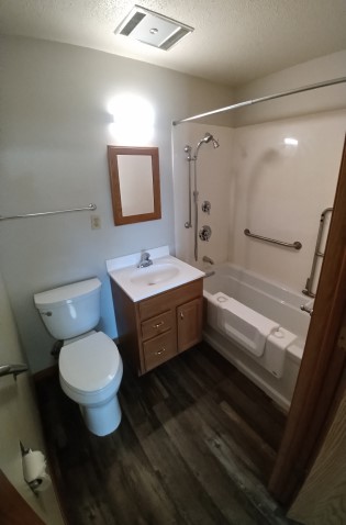 Picture of Pioneer Plaza apartment bathroom